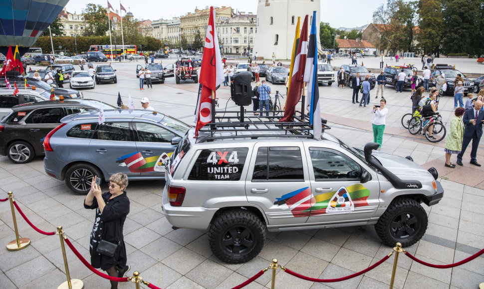 „Jeep Club Lithuania“ automobilių kolonos startas nuo Gedimino kalno papėdės Vilniuje