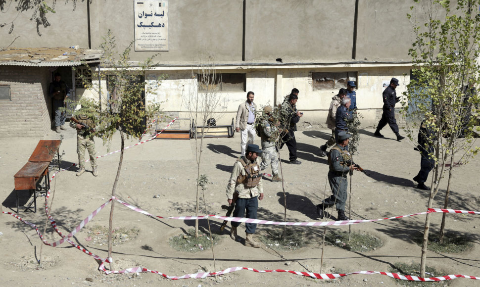Saugumo pajėgos patruliuoja prie rinkimų apylinkės Kabule, kur sprogo bomba