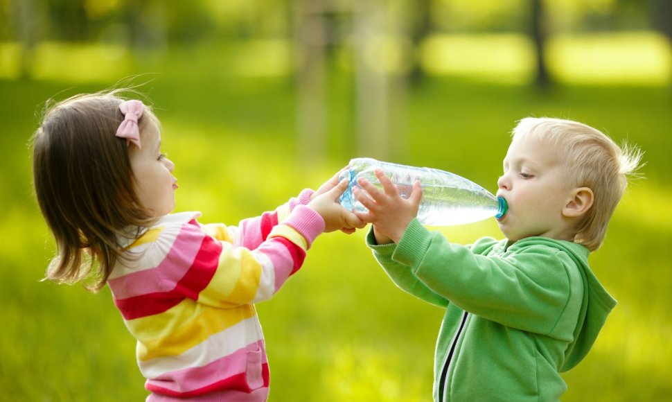 Vaikai geria mineralinį vandenį 