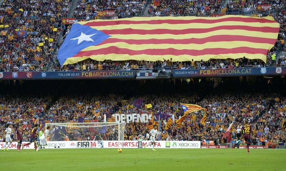 „Camp Nou“ plevėsuojanti Katalonijos vėliava
