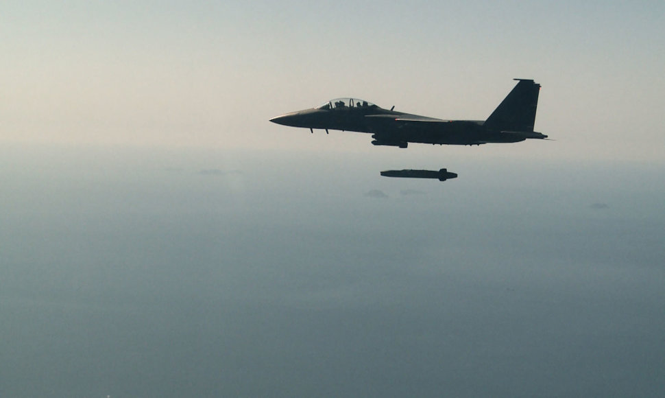 Naikintuvas F-15 leidžia raketą „Taurus“