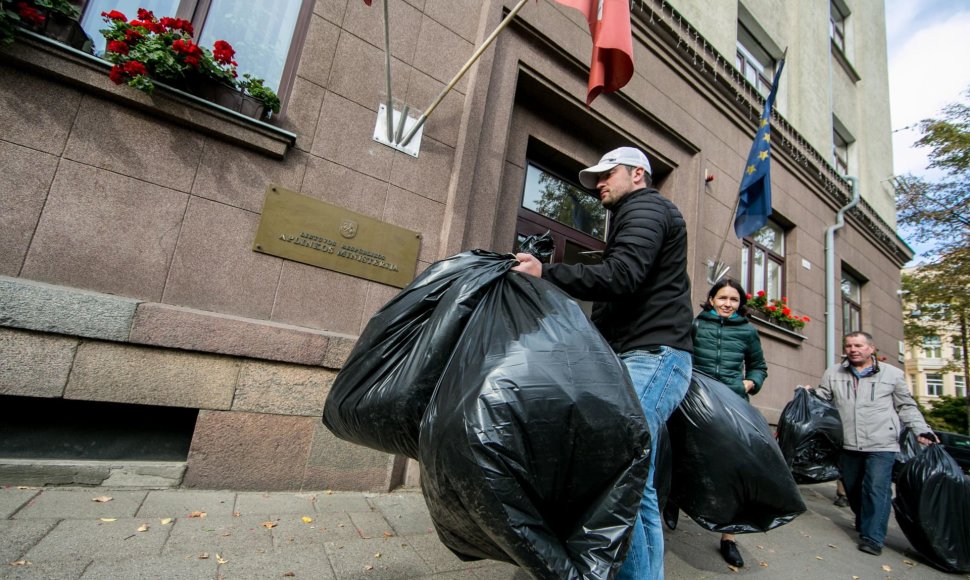 Visaginiečiai surengė piketą prie Aplinkos apsaugos ministerijos Vilniuje
