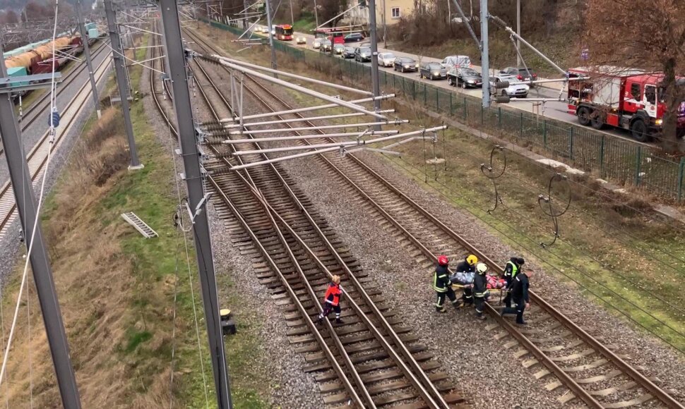 Vilniuje vaikinas &scaron;oko ant traukinio &ndash; nuplė&scaron;ė kabelį: elektra trenkė ir medikui
