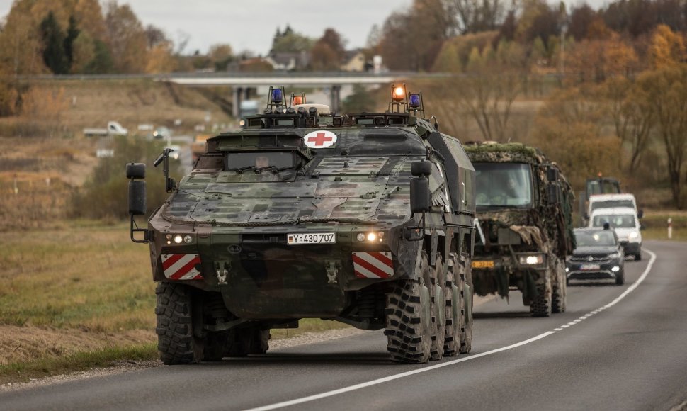 Lietuvos ir sąjungininkų kariai nuo pat ryto intensyviai tęsia judėjimą į Gen. Silvestro Žukausko poligoną Pabradėje.