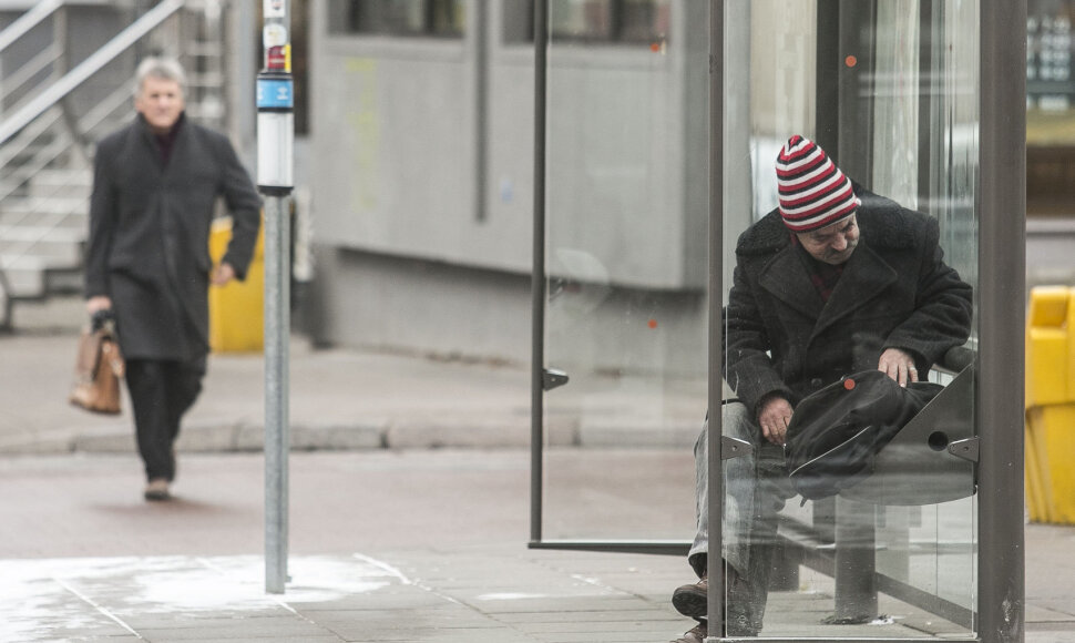 Vyras autobusų stotelėje