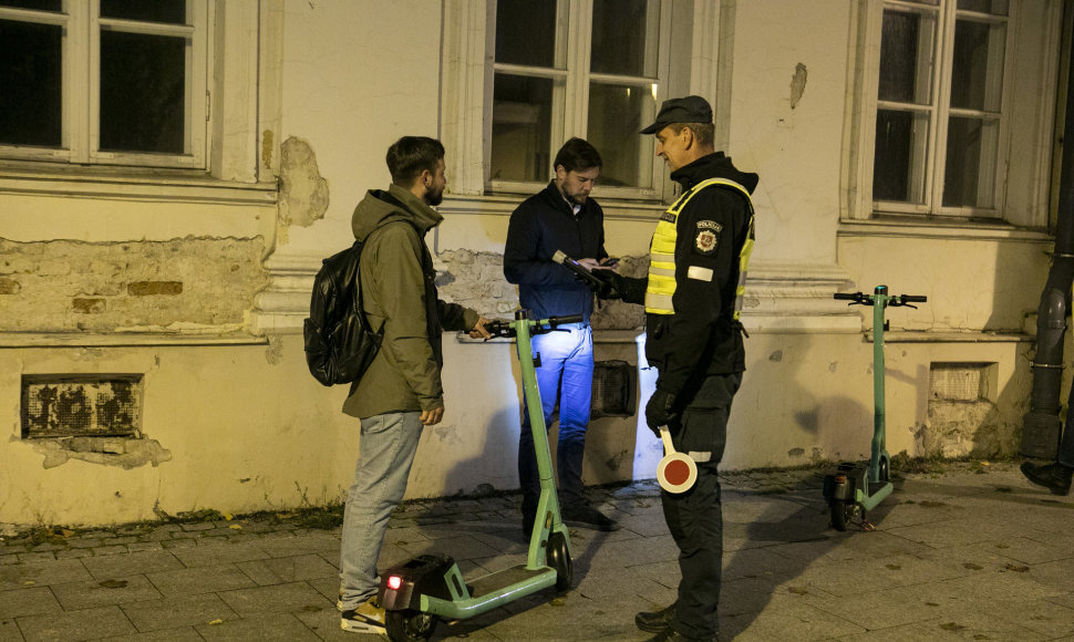 Lietuvos kelių policijos tarnybos pareigūnai tikrino elektrinių paspirtukų vairuotojų blaivumą