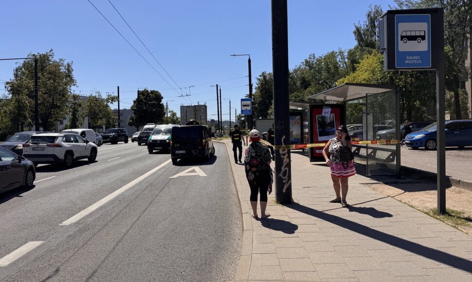 Vilniuje automobilis rėžėsi į autobusų stotelę su žmonėmis: viena mergina žuvo