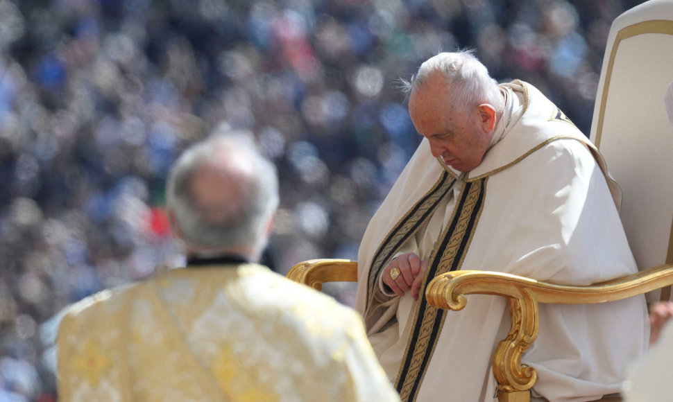Popiežius Pranciškus dalyvavo Velykų mišiose Šv. Petro aikštėje