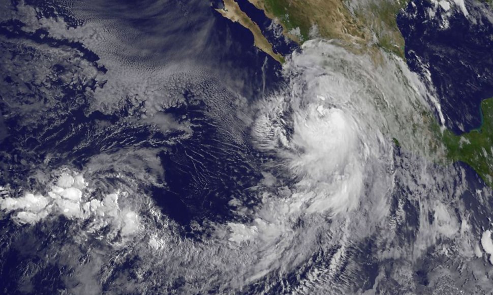 Atogrąžų audra „Newton“ pirmadienį sustiprėjo iki uragano 