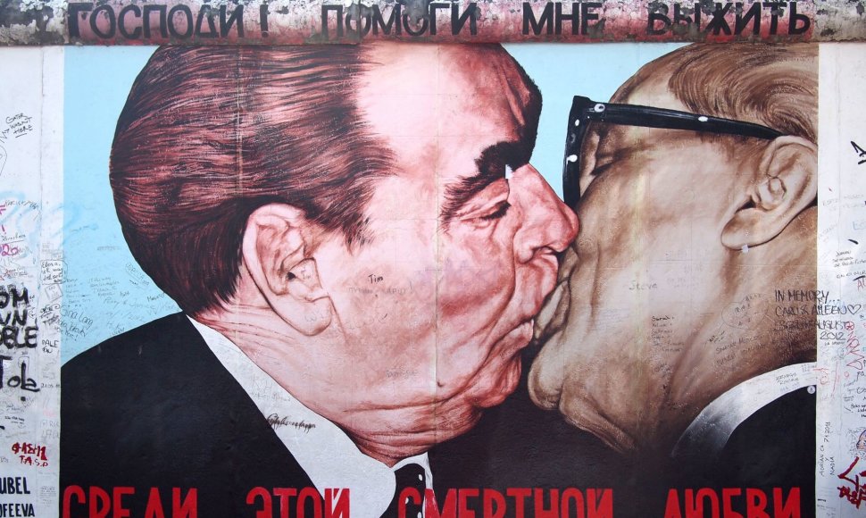 Ant Berlyno sienos esantis gatvės meno piešinys, kuriame bučiuojasi Leonidas Brežnevas ir Erichas Honeckeris