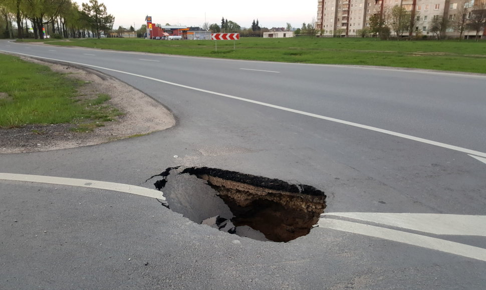 Smegduobė Šilainių Žemaitės plento važiuojamojoje dalyje