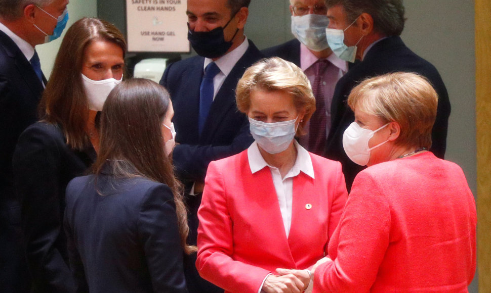 Ursula von der Leyen (centre) ir Angela Merkel (dešinėje)