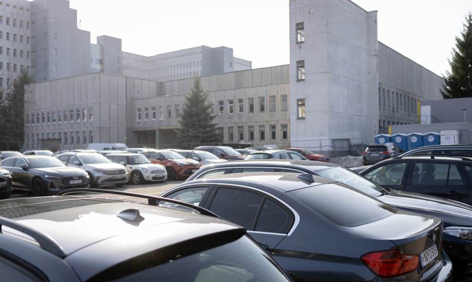 Automobilių parkavimas prie Lazdynų ligoninės