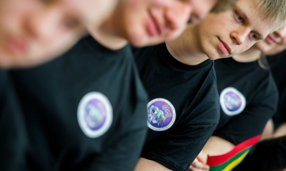 Vilniaus Jono Basanavičiaus progimnazijos ir Vilniaus Jono Basanavičiaus gimnazijos moksleiviai bandė susisiekti su TKS astronautais