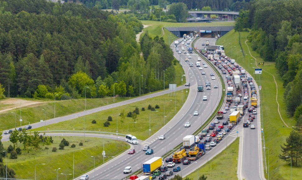 Dėl sunkiasvorio automobilio avarijos Vakariniame aplinkkelyje kilo eismo spūstys