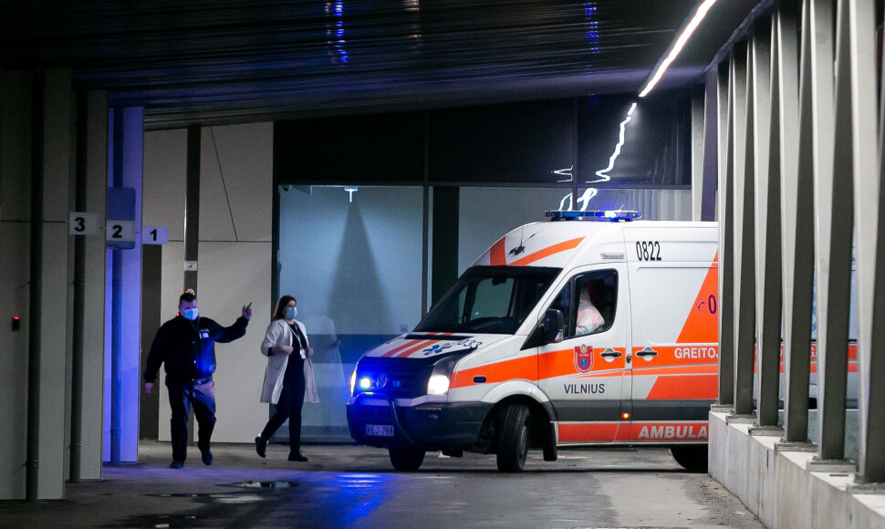 Koronavirusu galimai užsikrėtęs asmuo atvežtas į Santaros klinikų infekcinių ligų kliniką