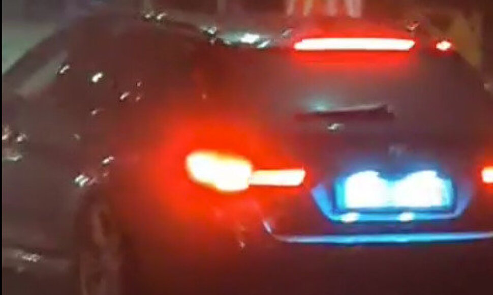 Fotopolicija: BMW &bdquo;degina&ldquo; asfaltą
