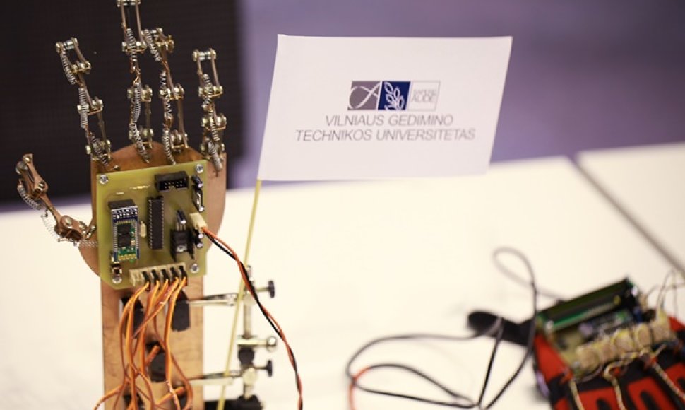 VGTU elektronikos inžinierių sukurta robotinė ranka