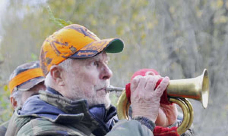  Palangos medžiotojų klubo narys Donatas Žuolys atvykusius pareigūnus pagerbė medžioklės rago garsais. 