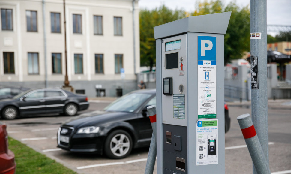 Automobilių aikštelė prie Kauno geležinkelio stoties