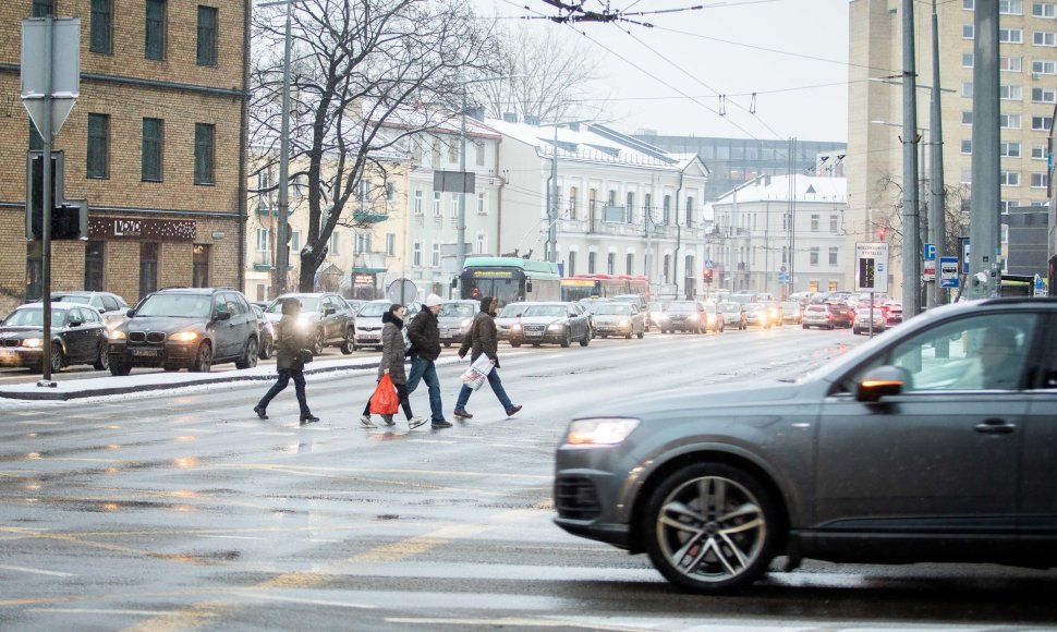 Paskutinę dieną prieš Kalėdų šventes Vilnius sustojo spūstyse.