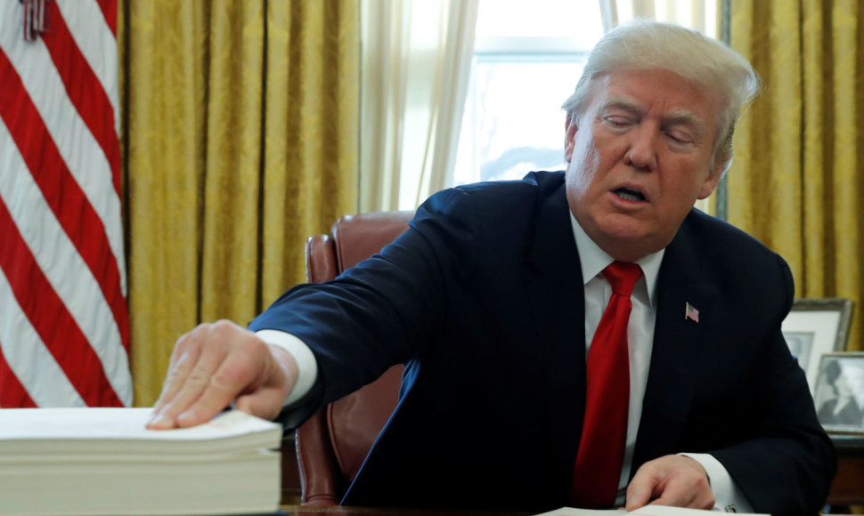 Donaldas Trumpas pasirašo įstatymą dėl mokesčių reformos