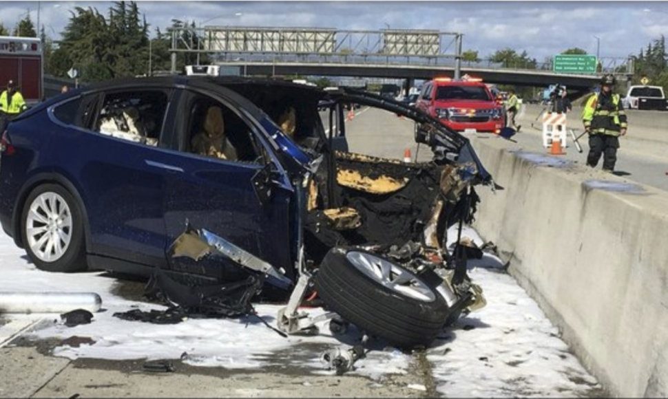 „Tesla Model X“ po avarijos užsidegė