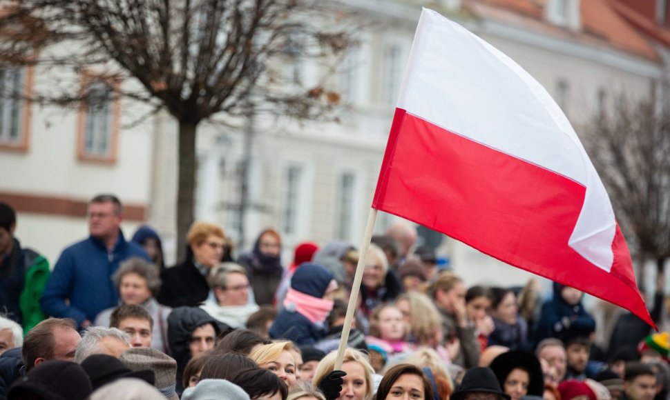 Lenkijos valstybės atkūrimo 100-mečio proga 100 porų šokis