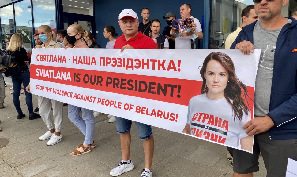 Susirinkę žmonės prie Baltarusijos ambasados Vilniuje