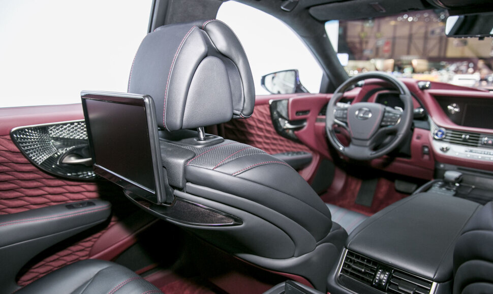 Naujas &bdquo;Lexus LS 500 h&ldquo; modelis buvo pristatytas 2017-ųjų Ženevos automobilių parodoje