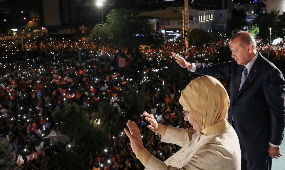 R.T.Erdoganas švenčia pergalę prezidento rinkimuose