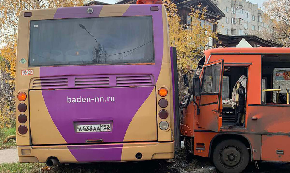 Dviejų autobusų ir sunkvežimio avarija Žemutiniame Naugarde