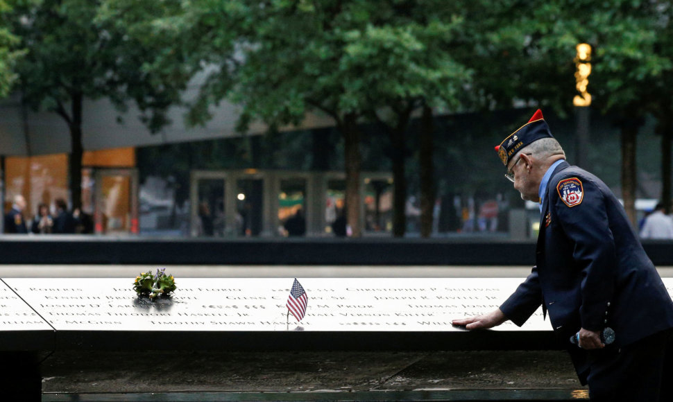 Niujorke prie Pasaulio prekybos centro renkasi rugsėjo 11-osios atakos aukų artimieji