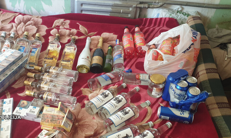 Pirkiniai, kuriuos pareigūnams pavyko įsigyti nelegaliu būdu Kretingoje. Taip išaiškino septyni prekybos alkoholiu taškai.
