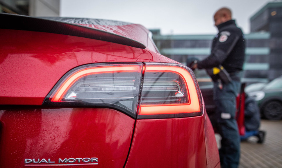 Lietuvos kelių policijos tarnybai perduotas automobilis TESLA