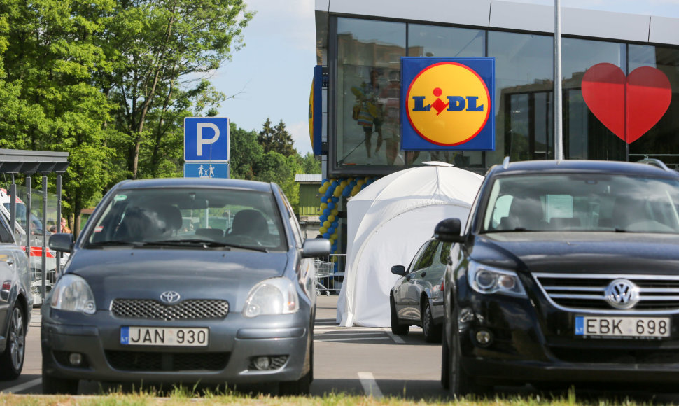 Po darbų vilniečiai suskubo į naujai atidarytas „Lidl“ parduotuves