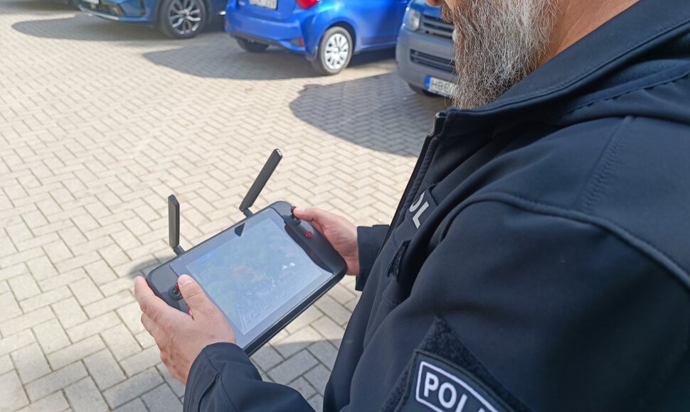 Rūkančius prie mokyklų paauglius Kauno policija fiksuoja dronu