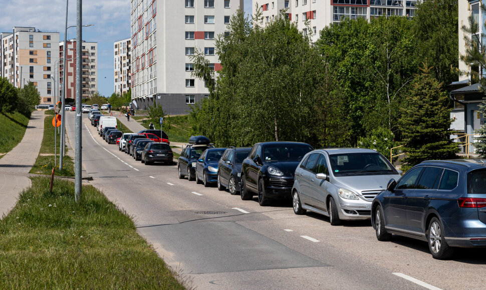 Automobilių parkavimas Leičių gatvėje, Vilniuje