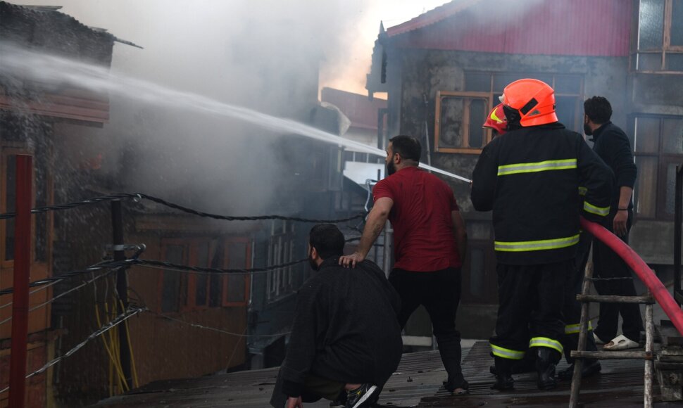 Ugniagesiai gesina gaisrą / Basit Zargar / ZUMAPRESS.com