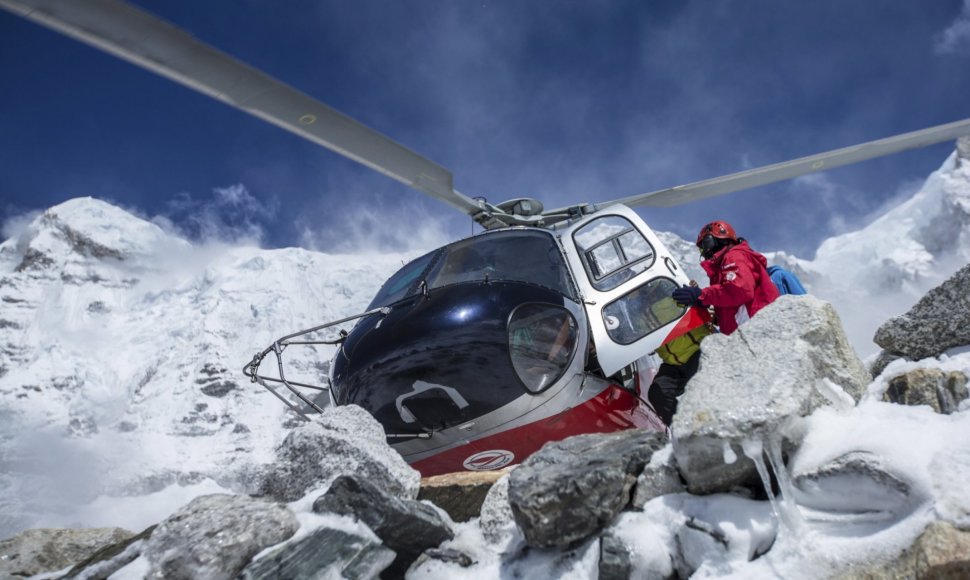 Balandžio 27 diena. Gelbėtojai Nepale ieško išgyvenusiųjų po sniego lavinos griūties