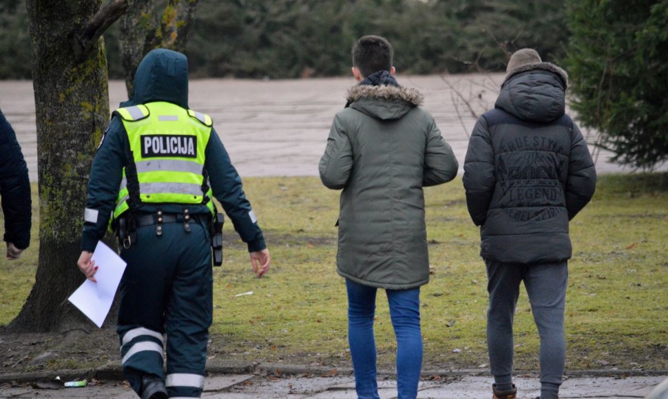 Šiaulių policija drausmino per pertraukas rūkančius paauglius