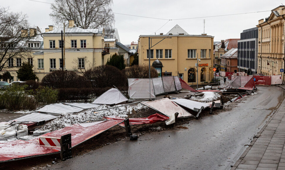 Stiprus vėjas Vilniuje išvartė apsaugines tvoras