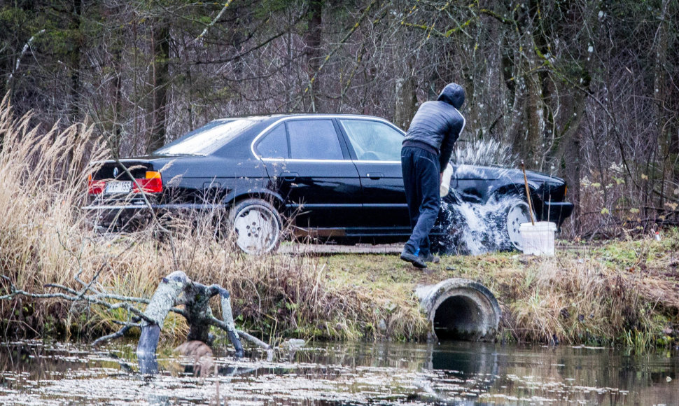 Vaikinas plauna BMW Verkių regioniniame parke