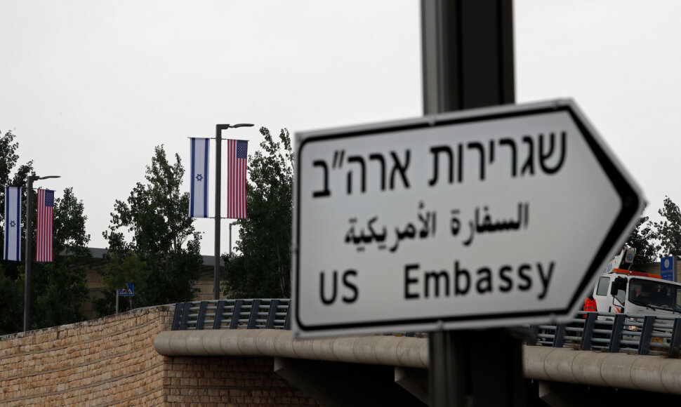 Jeruzalės gatvėse atsirado ženklų, rodančių kelią į JAV ambasadą