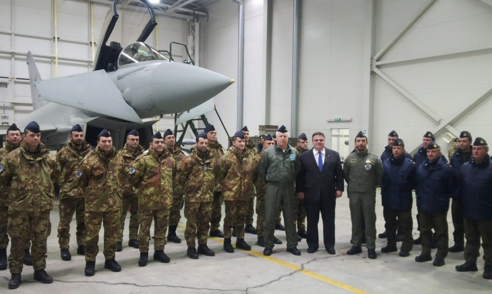 Užsienio reikalų ministras Linas Linkevičius apsilankė Lietuvos kariuomenės Karinių oro pajėgų Aviacijos bazėje