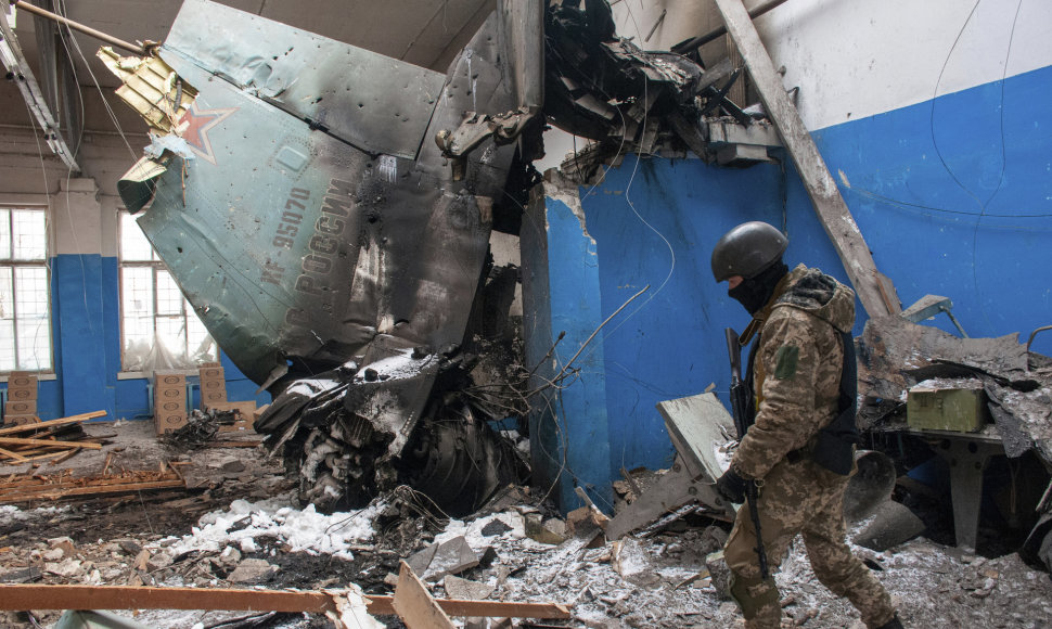 Ukrainos kariai apžiūri numuštą Rusijos lėktuvą