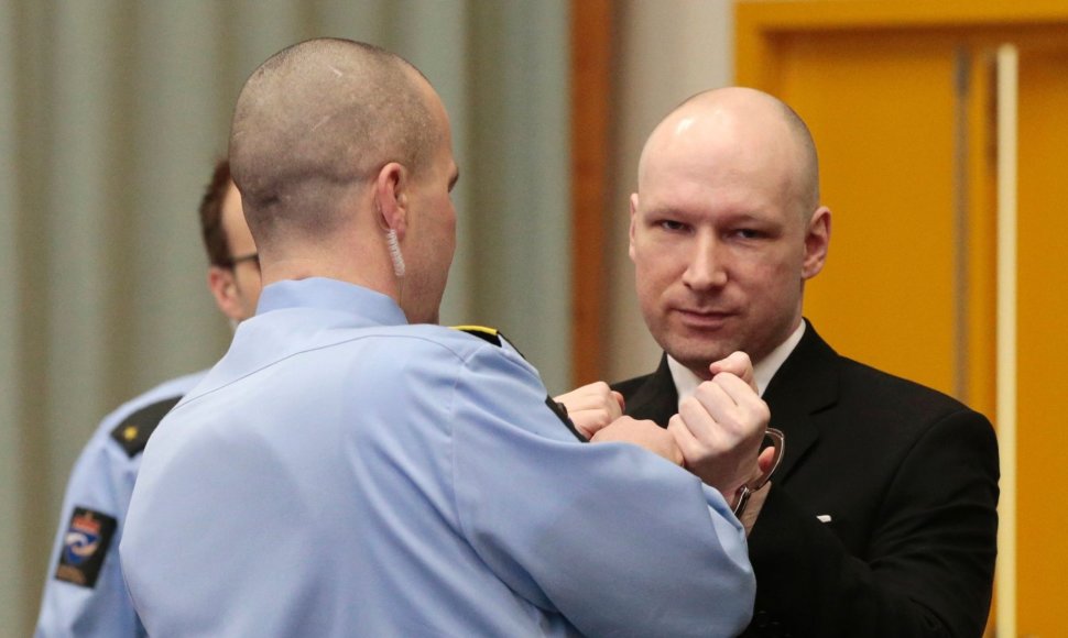 Norvegijoje į teismo posėdį atvykęs ekstremistas Breivikas pademonstravo nacių pasisveikinimą