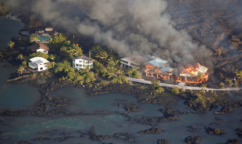 Havajuose ugnikalnio lava sunaikino šimtus namų