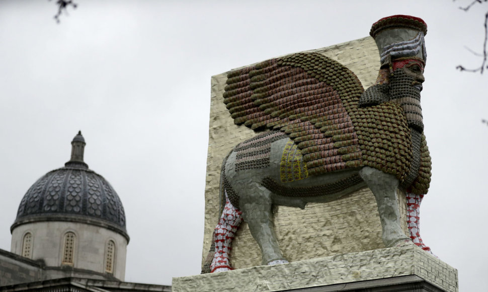 Londone atidengta „Islamo valstybės“ džihadistų sugriauto monumento rekonstrukcija