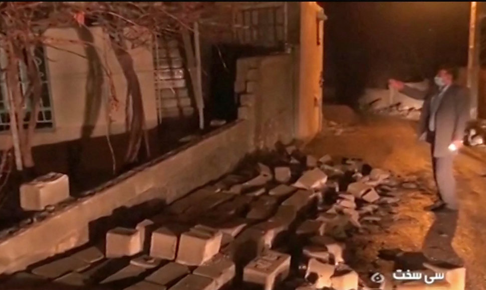 Per žemės drebėjimą apgriauti pastatai Irane